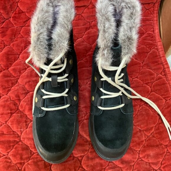 Pair of Sorel Boots size 8 - Picture 1 of 10